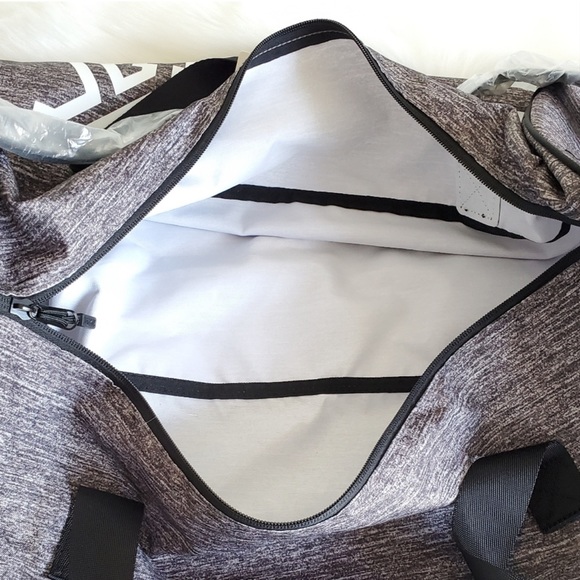 VICTORIA’S SECRET PINK LARGE DUFFLE BAG - Picture 5 of 7